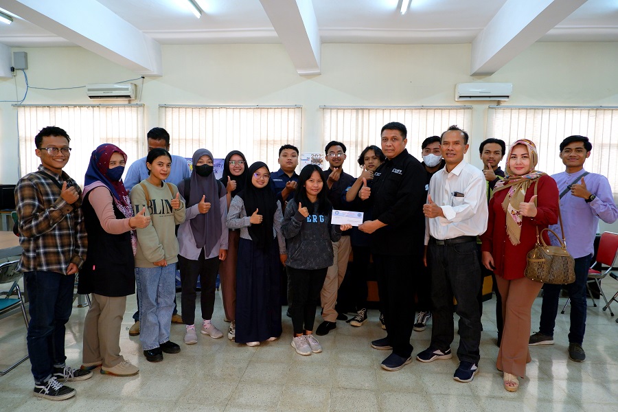 Ketua IATS, Ir. Alief Akbari, MM secara simbolis menyerahkan bantuan dana pendidikan kepada mahasiswa Teknik Sipil S-1, ITN Malang