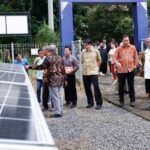 Rektor ITN Malang, Awan Uji Krismanto, ST., MT., Ph.D (batik merah) mendampingi Sekda Mahakan Ulu, Dr. Stephanus Madang, S. Sos., M.M beserta rombongan mengunjungi PLTS di Kampus 2 ITN Malang