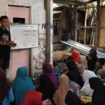 Jauhari Tantowi, mahasiswa Teknik Geodesi S-1, ITN Malang sedang mengajar di Sekolah Pesisi Juang, Kota Mataram, NTB