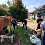 Mahasiswa Teknik Lingkungan S-1 ITN Malang kerja bakti di Desa Sukodadi RT 05 Kecamatan Wagir, Kabupaten Malang.