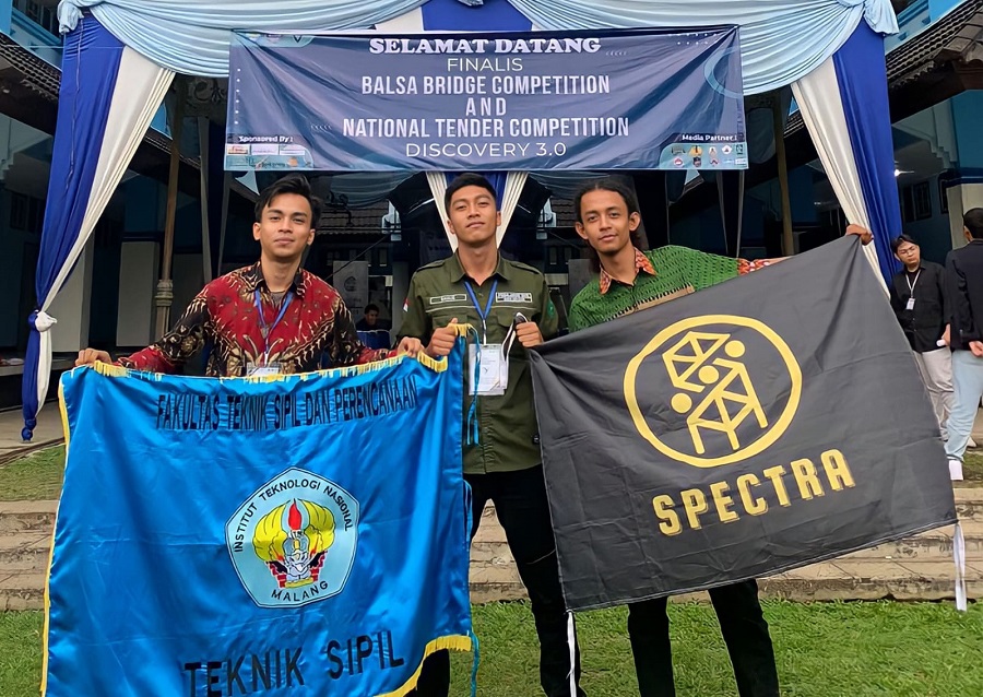 Tim Spectra Ambis Raih Juara Harapan 1 Kompetisi Tender di Universitas Wijaya Kusuma. Kika Muhammad Rafiqy Farhan, Yuda Arya Pangestu, dan Adam Fahrizal Aulia