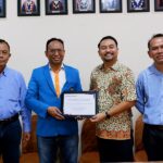 Direktur PT Geotronix Pratama Indonesia, Ady Yuda Irawan, ST, (baju batik) dan Kaprodi Teknik Geodesi S-1 ITN Malang Silvester Sari Sai, ST., MT.,