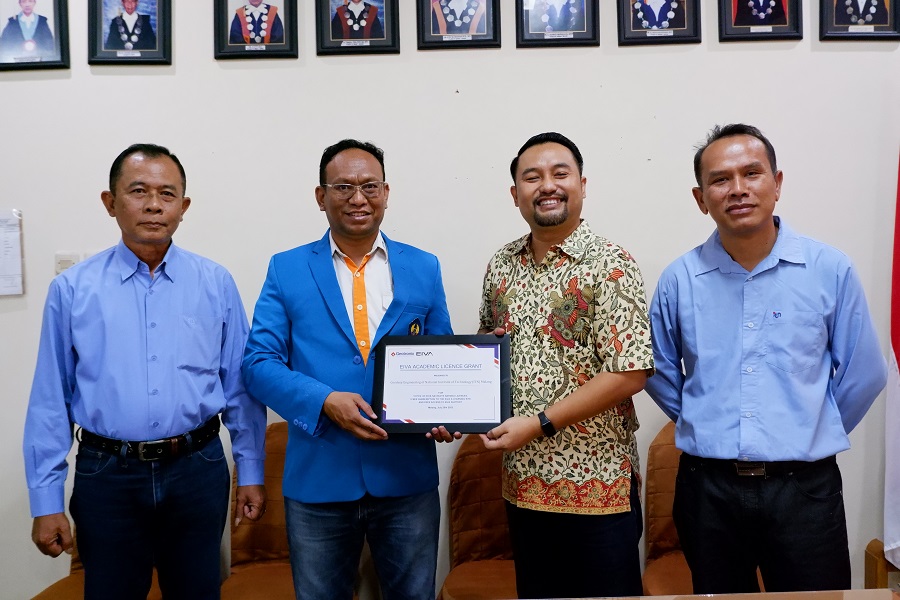 Direktur PT Geotronix Pratama Indonesia, Ady Yuda Irawan, ST, (baju batik) dan Kaprodi Teknik Geodesi S-1 ITN Malang Silvester Sari Sai, ST., MT.,