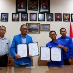 Kaprodi Teknik Geodesi S-1 ITN Malang Silvester Sari Sai, ST., MT., dan Kaprodi Teknik Geomatika Unitomo Septa Erik Prabawa, S.Si., MT., memperlihatkan dokumen Implementation of Agreement