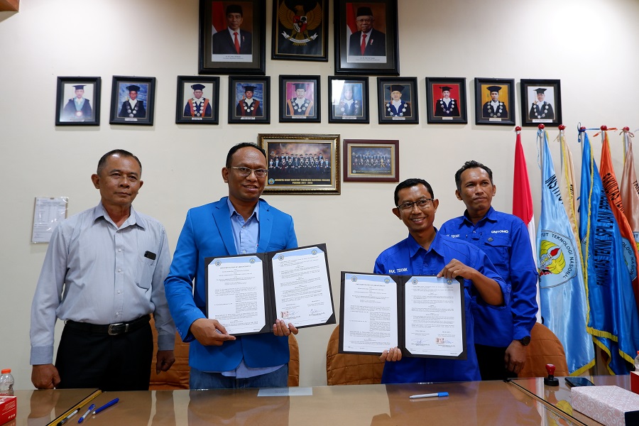 Kaprodi Teknik Geodesi S-1 ITN Malang Silvester Sari Sai, ST., MT., dan Kaprodi Teknik Geomatika Unitomo Septa Erik Prabawa, S.Si., MT., memperlihatkan dokumen Implementation of Agreement