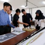 Pengunjung pameran “Nata Karya” sedang mencermati pameran karya mahasiswa Arsitektur ITN Malang