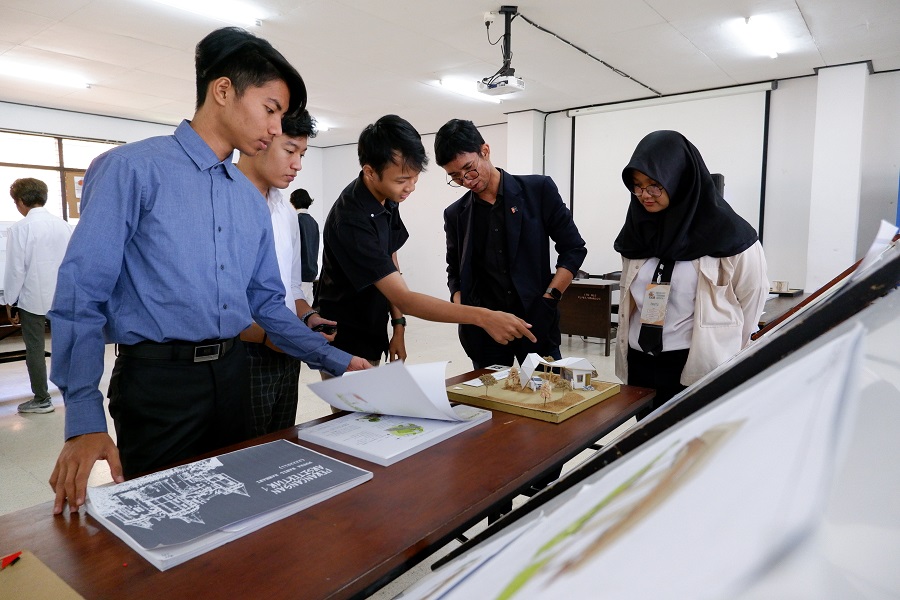 Pengunjung pameran “Nata Karya” sedang mencermati pameran karya mahasiswa Arsitektur ITN Malang