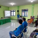 Mahasiswa KKNT Arsitektur ITN Malang memaparkan desain Ekowisata Damping Padi di Kelurahan Merjosari, Lowokwaru, Kota Malang