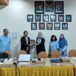 Dr. Debby Budi Susanti, ST., MT., memberikan cendera mata kepada Mohammad Fadli Faiza Bin Rosyad, salah satu dosen UTHM