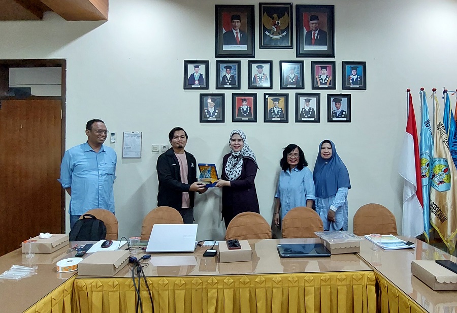 Dr. Debby Budi Susanti, ST., MT., memberikan cendera mata kepada Mohammad Fadli Faiza Bin Rosyad, salah satu dosen UTHM