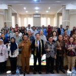 Rektor ITN Malang Awan Uji Krismanto, ST., MT., Ph.D., berkalung syal batik Mahulu, bersebelahan dengan Wakil Ketua I DPRD Mahulu, Tiopilus Hanye, S.A.B., M.Si, foto bersama dengan Tim Peserta workshop