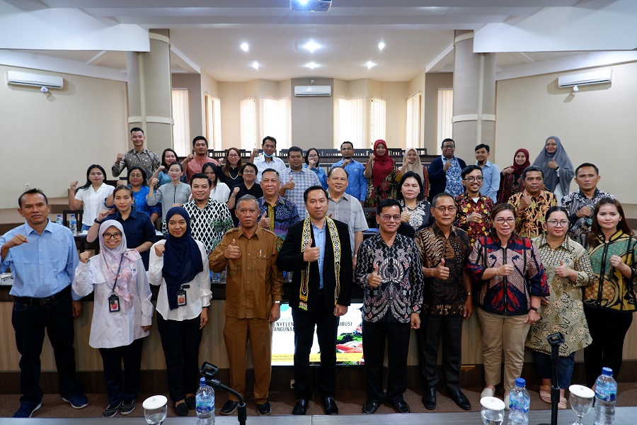 Rektor ITN Malang Awan Uji Krismanto, ST., MT., Ph.D., berkalung syal batik Mahulu, bersebelahan dengan Wakil Ketua I DPRD Mahulu, Tiopilus Hanye, S.A.B., M.Si, foto bersama dengan Tim Peserta workshop