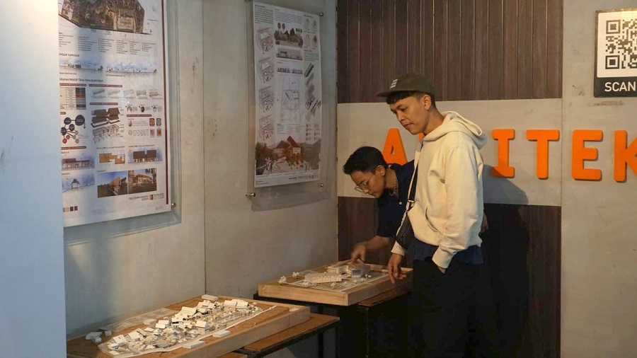 Dua pengunjung pameran terlihat sedang mengamati karya arsitektur mahasiswa ITN Malang di Malang Creative Center, Kota Malang