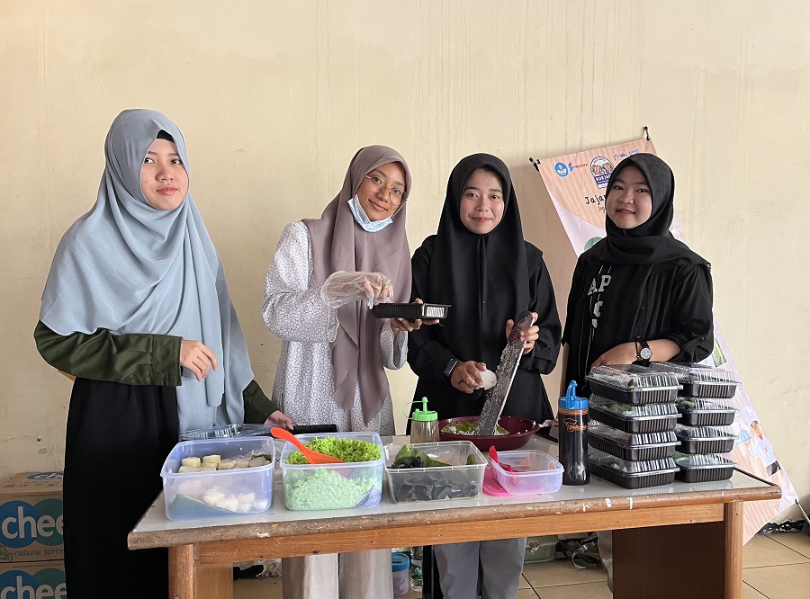 Tim Jalu Centil Program Pembinaan Mahasiswa Wirausaha (P2MW) ITN Malang. Kika Anggi Novitasari, Chania Azzahra, Anisa, dan Siti Fathimah