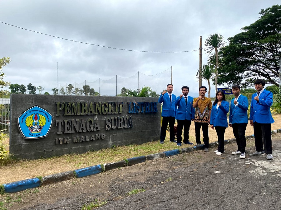 Tim Pom Surya PKM KC 2023 ITN Malang foto di depan PLTS ITN Malang