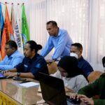 Wakil Rektor 3 ITN Malang, Dr. Hardianto, ST., MT., (berdiri) sedang mengecek kesiapan zoom Tim P2MW Serra Fashion.