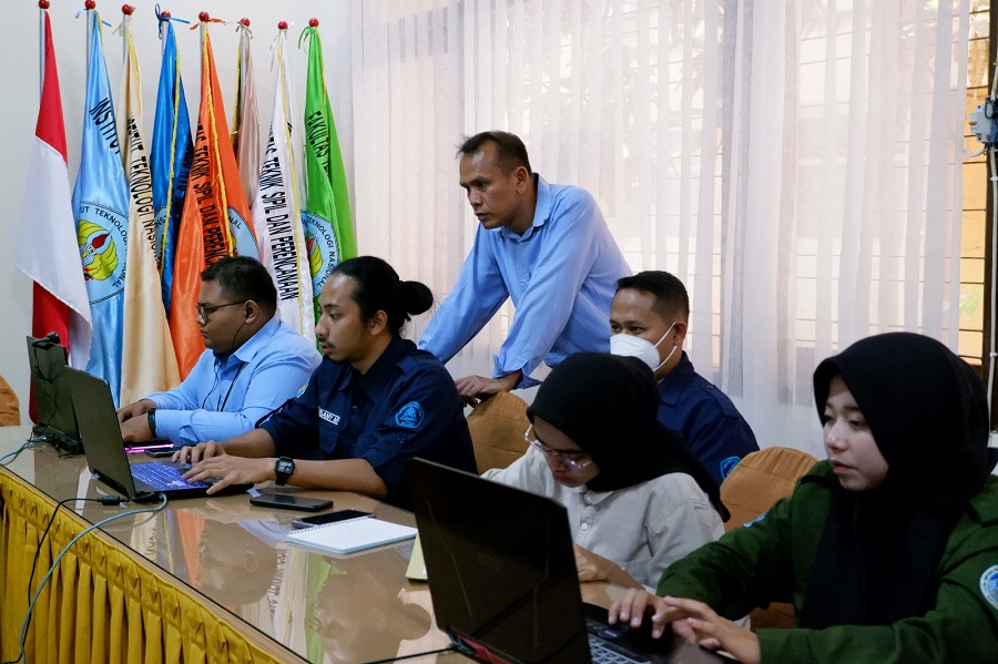 Wakil Rektor 3 ITN Malang, Dr. Hardianto, ST., MT., (berdiri) sedang mengecek kesiapan zoom Tim P2MW Serra Fashion.