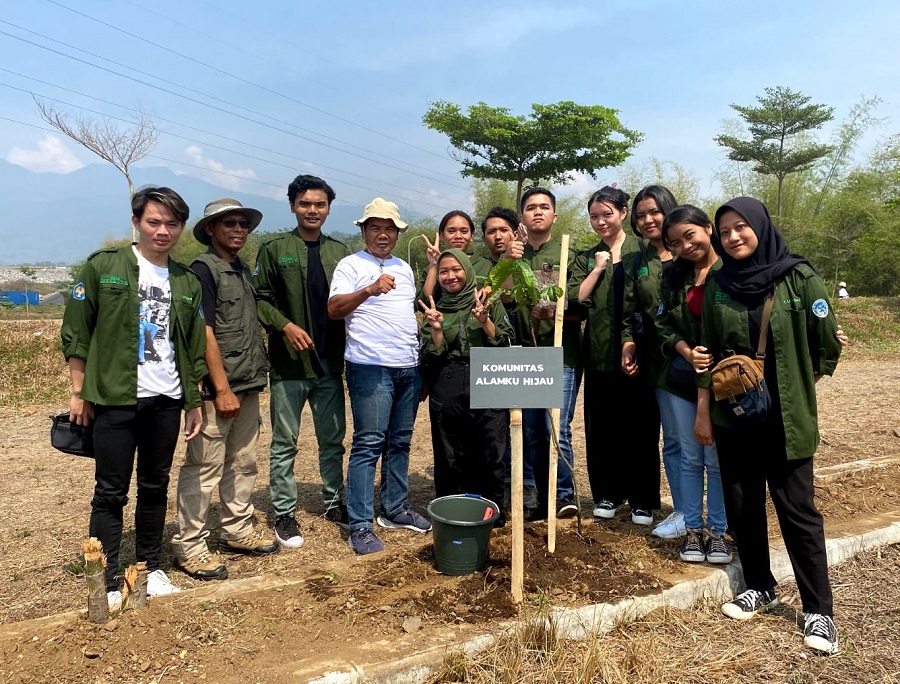 Mahasiswa Teknik Lingkungan S-1 ITN Malang ikut menanam pohon di kawasan Tempat Pembuangan Sampah Akhir (TPA) Supit Urang, Desa Mulyorejo, Kecamatan Sukun, Kota Malang