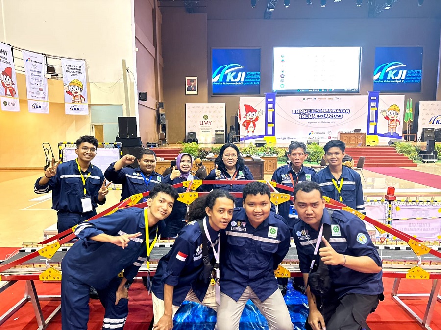 Tim Tri Dirandra, Teknik Sipil ITN Malang, bersama para dosen foto bersama Jembatan Barong Estungkara di KJI 2023.
