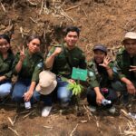 Mahasiswa Teknik Lingkungan S-1 ITN Malang foto bersama usai menanam salah satu bibit bambu di Embung Mata Air Kehati.