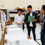 Amar Rizqi Afdholy, ST., MT., dosen Arsitektur S-1 ITN Malang saat menjelaskan karya mahasiswa