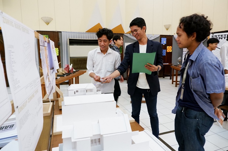 Amar Rizqi Afdholy, ST., MT., dosen Arsitektur S-1 ITN Malang saat menjelaskan karya mahasiswa