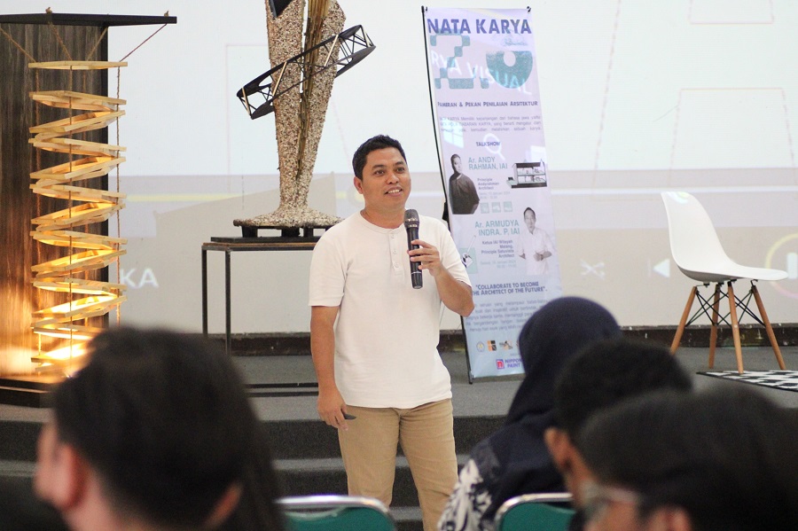 Ar. Andy Rahman, IAI, Principle Andyrahman Architect, saat memberi Talkshow Nata Karya 2.0, Prodi Teknik Arsitektur S-1 ITN Malang