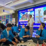 Mahasiswa ITN Malang didampingi Ir. Budi Fathony, MT, dosen Arsitektur ITN Malang (berdiri) membuat replika stadsklok di Malang Creative Center