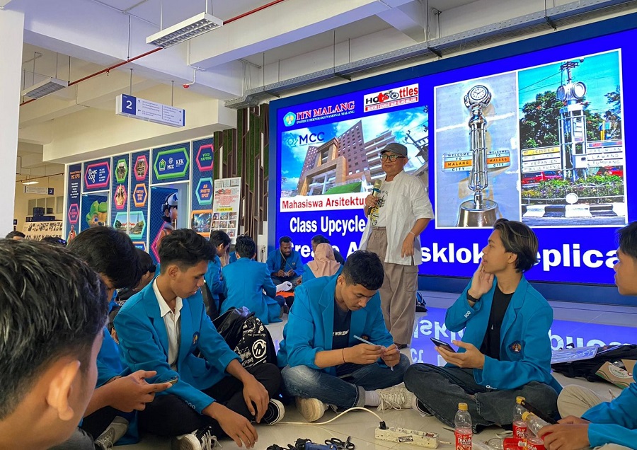 Mahasiswa ITN Malang didampingi Ir. Budi Fathony, MT, dosen Arsitektur ITN Malang (berdiri) membuat replika stadsklok di Malang Creative Center