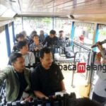 Para Mahasiswa Arsitektur ITN Malang berkeliling dengan Macito saat Kuliah Bersama tentang Perkembangan Arsitektur Kota Malang