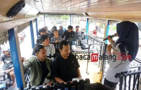 Para Mahasiswa Arsitektur ITN Malang berkeliling dengan Macito saat Kuliah Bersama tentang Perkembangan Arsitektur Kota Malang