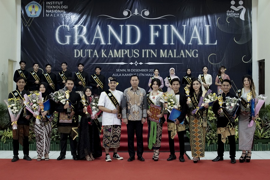 Rektor ITN Malang, Awan Uji Krismanto, ST., MT., Ph.D., bersama Putra-Putri dan Duta Kampus ITN Malang 2023