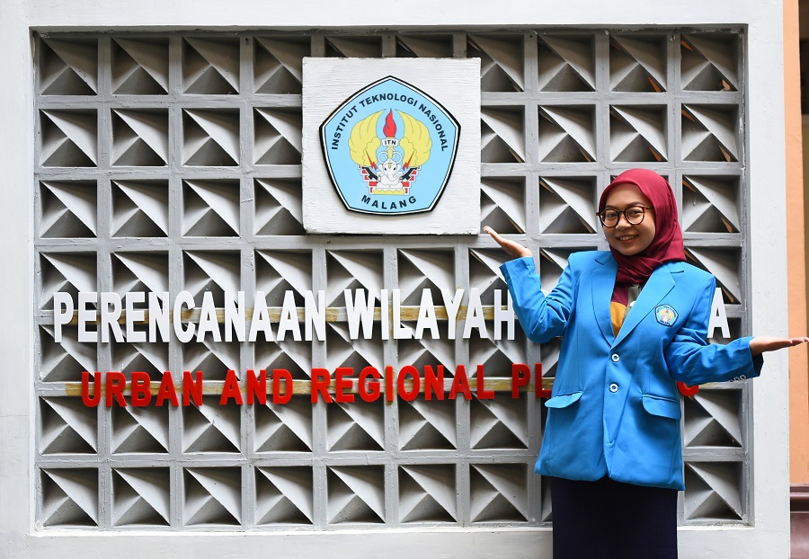 Clarinta Ega Divanie lulusan terbaik Prodi Wilayah dan Kota (PWK) S-1, FTSP, ITN Malang pada wisuda ke-71, tahun 2024