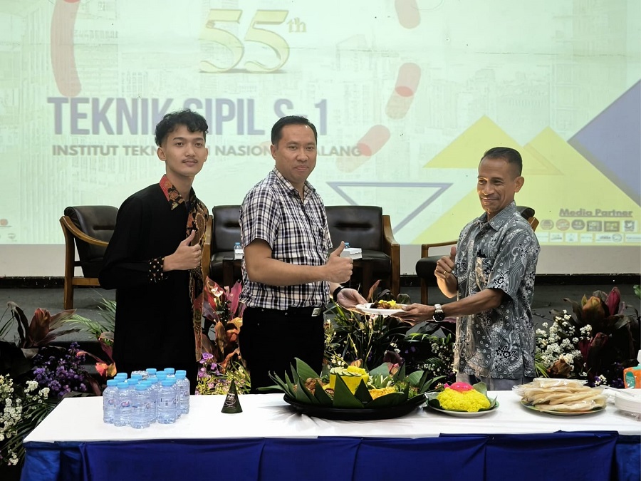 Rektor ITN Malang Awan Uji Krismanto, ST., MT., Ph.D, mendapat potongan tumpeng pertama dari Kaprodi Teknik Sipil S-1 ITN Malang, Dr. Yosimson P Manaha, ST., MT (1)