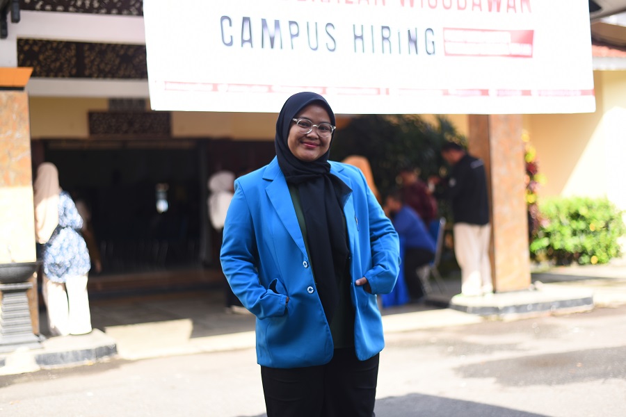 Riska Nanda Sintya Dewi wisudawan terbaik Teknik Sipil S-1, FTSP, ITN Malang, pada wisuda ke-71 periode 1 tahun 2024