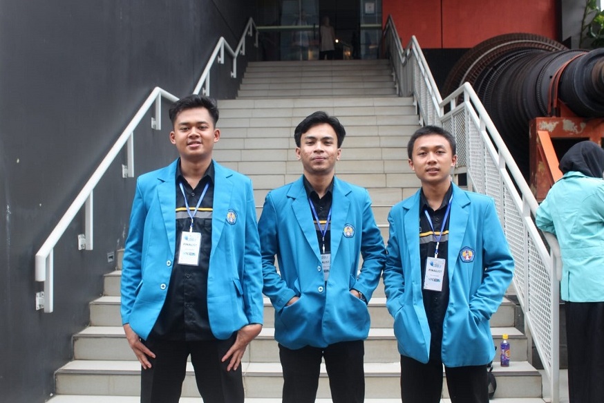 Tim Spectra Tri Gonometri Teknik Sipil ITN Malang Juara 3 National Tender Competition The 21st CENS 2024 Universitas Indonesia. Kika Ricky Indra S, M. Rafiqy Farhan, dan Anur Firmansyah