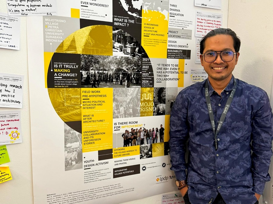M. Nelza Mulki Iqbal, ST., M.Sc., Dosen Arsitektur S-1, ITN Malang, bersama karyanya sebagai pemenang penghargaan Architecture Research Poster Competition 2024 di University of Sheffield, Inggris