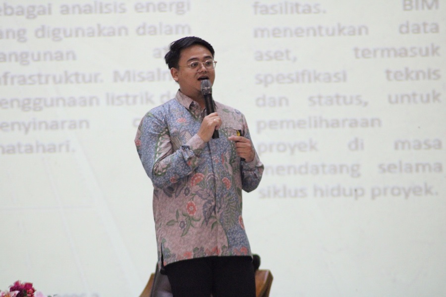 Akh Kamali Hidayat, BIM Officer Departemen Teknik dan Desain, PT Hutama Karya Infrastruktur (HKI) memberikan Seminar Digitalisasi Konstruksi di Teknik Sipil S-1 ITN Malang.