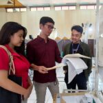 Amar Rizqi Afdholy, ST., MT., dosen Arsitektur S-1 ITN Malang (tengah) saat menilai hasil karya mahasiswa arsitektur