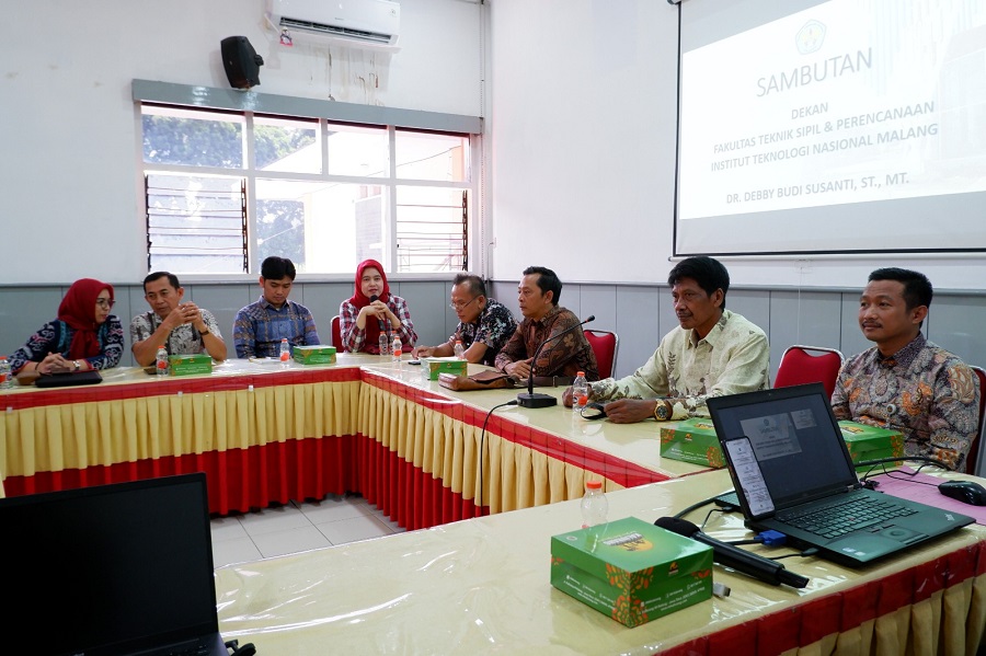 Dekan FTSP ITN Malang, Debby Budi Susanti, ST., MT., saat memberi sambutan Rapat Koordinasi Persiapan Pelaksanaan Pendamping Teknik Pembangunan Desa