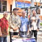 Penyerahan hibah. Kika Ketua P2PUTN, Koordinator Tenaga Teknik Ketenagalistrikan, Ditjen Gatrik, Kementerian ESDM, Heru Setiawan_ Direktur Utama PT Lisantara, M. Ishak Shufri, Rektor ITN Malang,