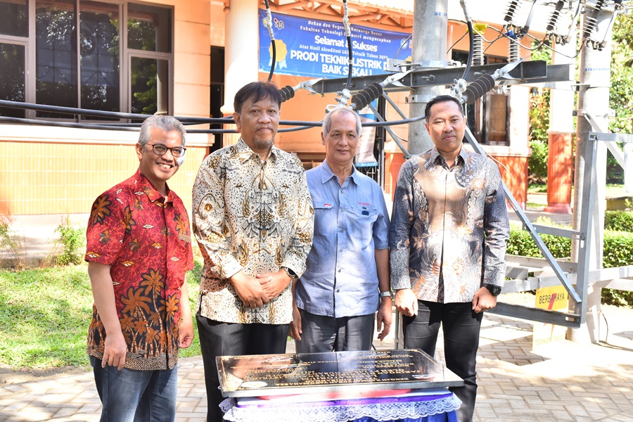 Penyerahan hibah. Kika Ketua P2PUTN, Koordinator Tenaga Teknik Ketenagalistrikan, Ditjen Gatrik, Kementerian ESDM, Heru Setiawan_ Direktur Utama PT Lisantara, M. Ishak Shufri, Rektor ITN Malang,