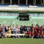Rektor ITN Malang, Awan Uji Krismanto, ST., MT., Ph.D, bersamaTim Teknik Geodesi ITN Malang dan, PT Quantindo foto bersama saat pemetaan fotoudara di Stadion Gajayana Kota Malang