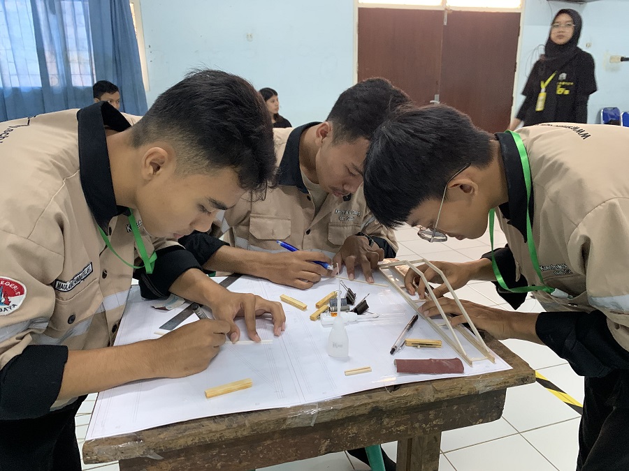 Tim Balakosa SMKN 5 Surabaya saat merakit jembatan pada ajang Balsa Bridge Competition (BBC), Ecive 2024, Himpunan Mahasiswa Sipil (HMS), ITN Malang