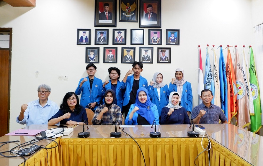 Dekan FTSP ITN Malang, Dr. Debby Budi Susanti, ST., MT, (tiga dari kanan), bersebelahan dengan Kepala Desa Ploso, Kabupaten Jombang, Nining Permatasari
