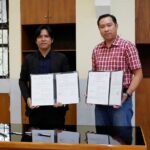 Rektor ITN Malang, Awan Uji Krismanto, ST., MT., Ph.D, (kanan) dan Ceo PT Amerta Geospasial Indonesia (Amgeoid), Nyoman Robby Manik Saputra usai melakukan penandatanganan nota kesepahaman bersama.