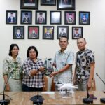 Fransisca Dwi Agustina dan Susana menyerahkan alat total station kepada Prodi Teknik Geodesi ITN Malang