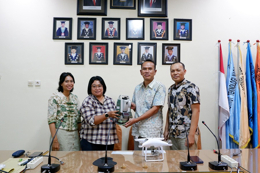 Fransisca Dwi Agustina dan Susana menyerahkan alat total station kepada Prodi Teknik Geodesi ITN Malang