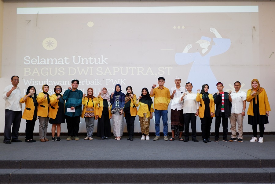 Para pejabat FTSP bersama para lulusan terbaik dari tiap fakultas di lingkungan FTSP ITN Malang