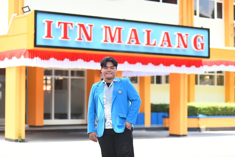 Bagus Dwi Saputra lulusan terbaik Prodi PWK S-1, Fakultas Teknik Sipil dan Perencanaan (FTSP), ITN Malang pada wisuda ke-72 periode II, tahun 2024. (1)